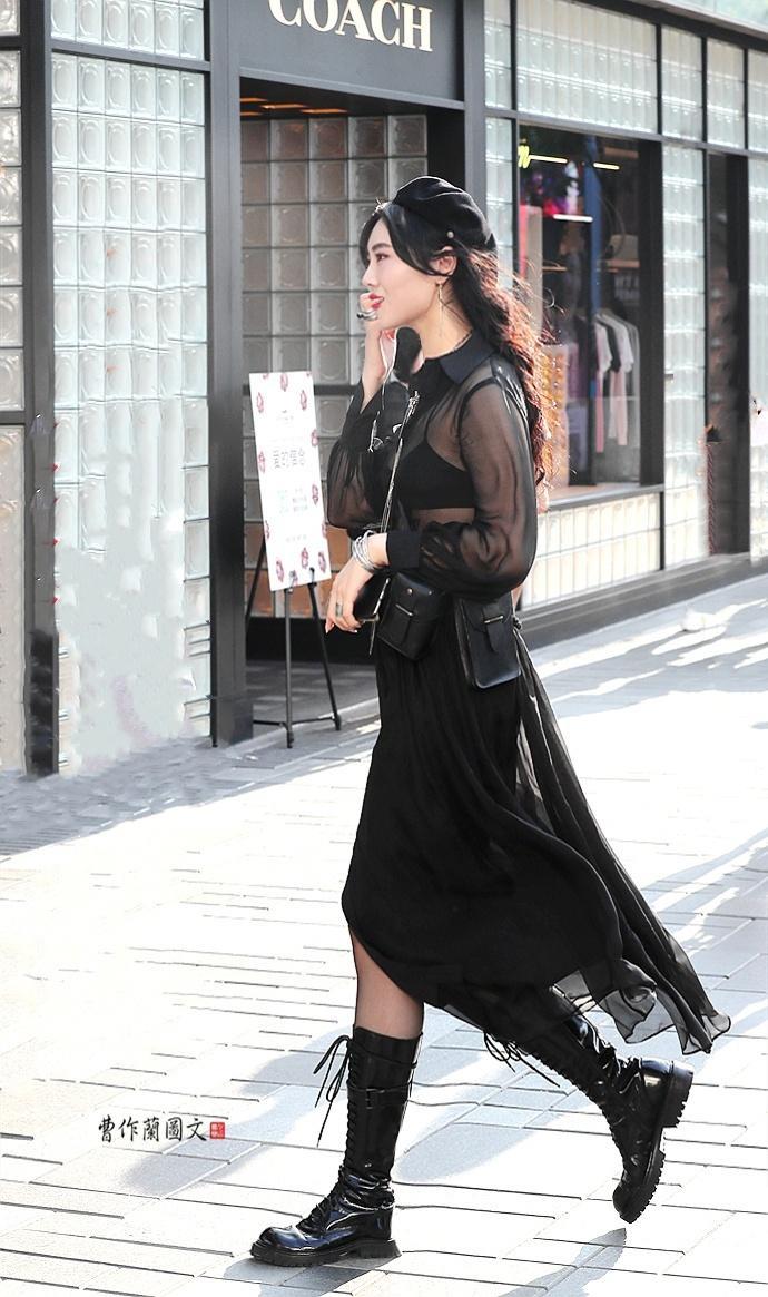 街拍:夏日穿高筒靴的美女