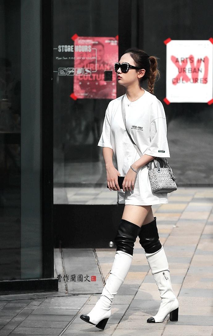街拍:夏日穿高筒靴的美女
