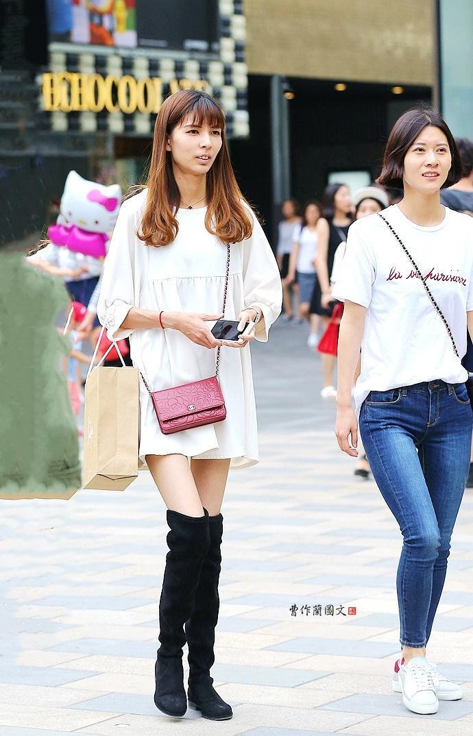 街拍:夏日穿高筒靴的美女
