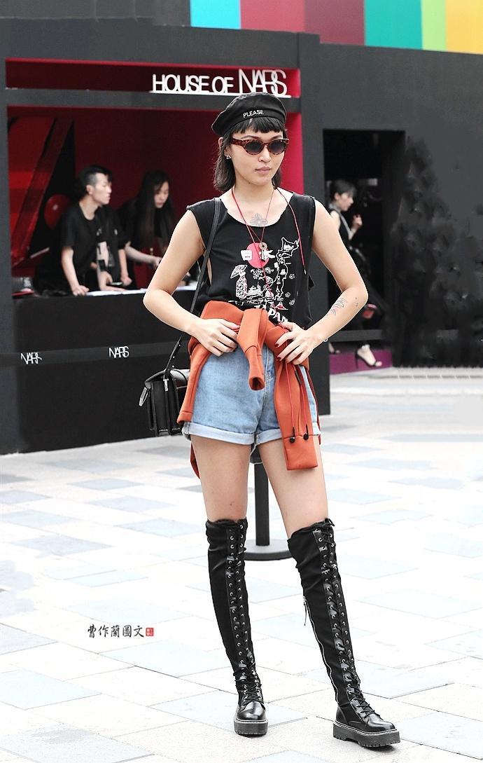 街拍:夏日穿高筒靴的美女
