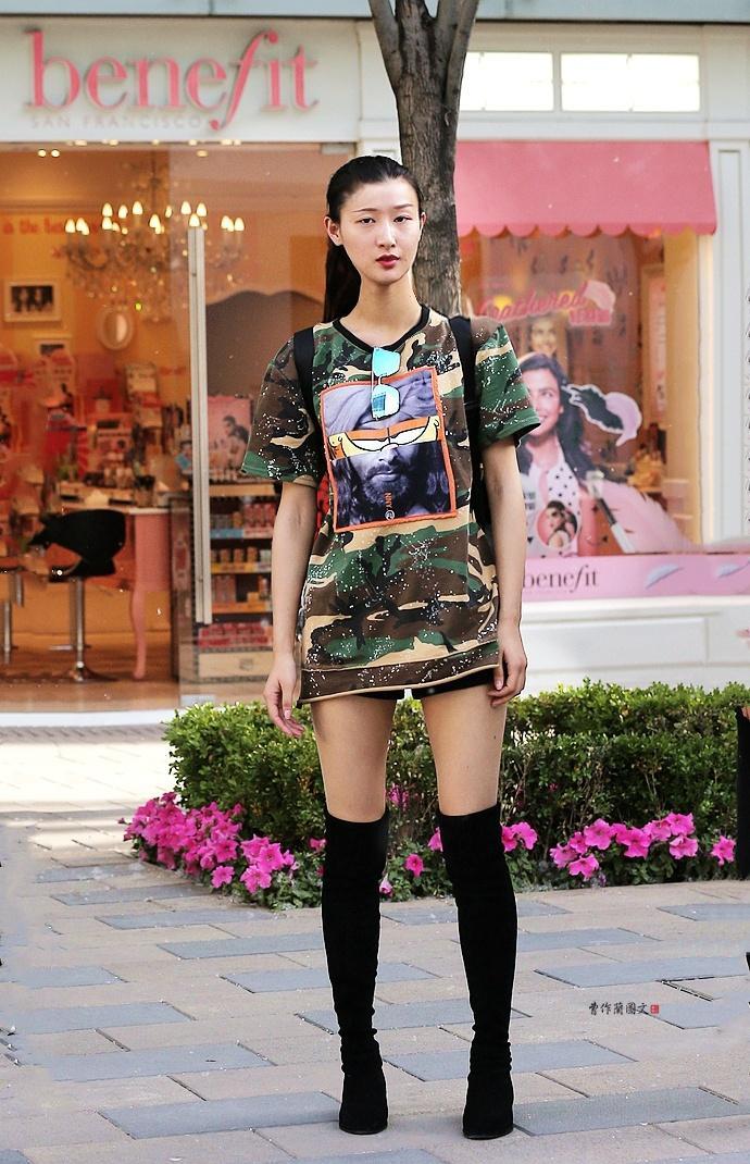 街拍:夏日穿高筒靴的美女