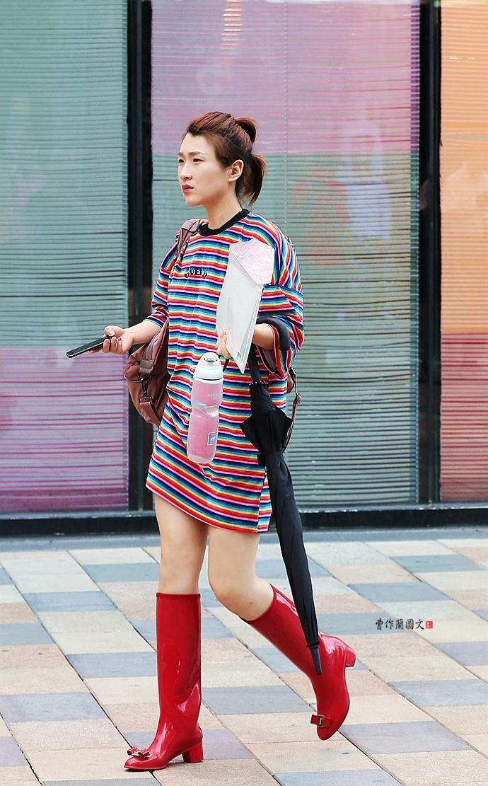 街拍:夏日穿高筒靴的美女