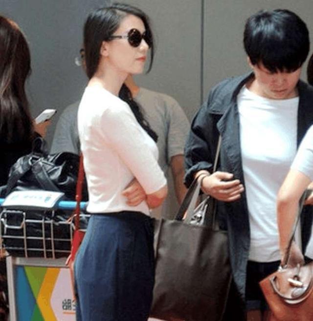 一组高圆圆未修图的街拍照,你觉得她还是女神吗?