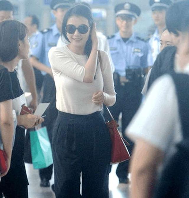 一组高圆圆未修图的街拍照,你觉得她还是女神吗?