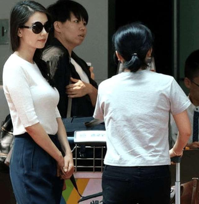 一组高圆圆未修图的街拍照,你觉得她还是女神吗?