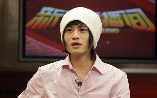 在好声音一唱成名!之后连睡8名女粉丝,自毁前途,如今无人相识