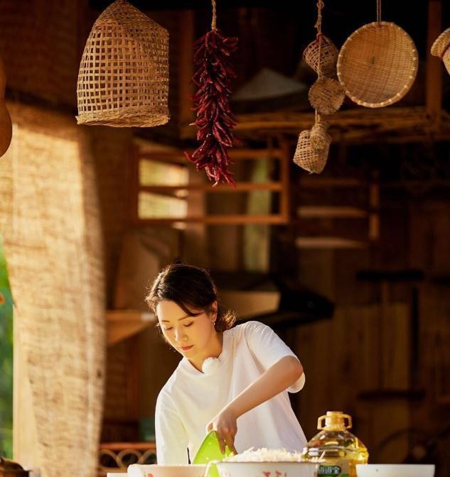 《向往的生活》看海清,随和大气有亲和力,会穿搭有衣品