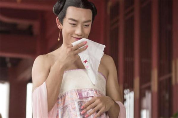 《奔跑吧》男成员换上女装，鹿晗标准女一号，最后一个最辣眼睛！