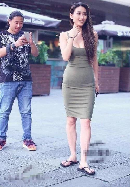 路人街拍：30岁的小阿姨，身材火辣，风韵犹存