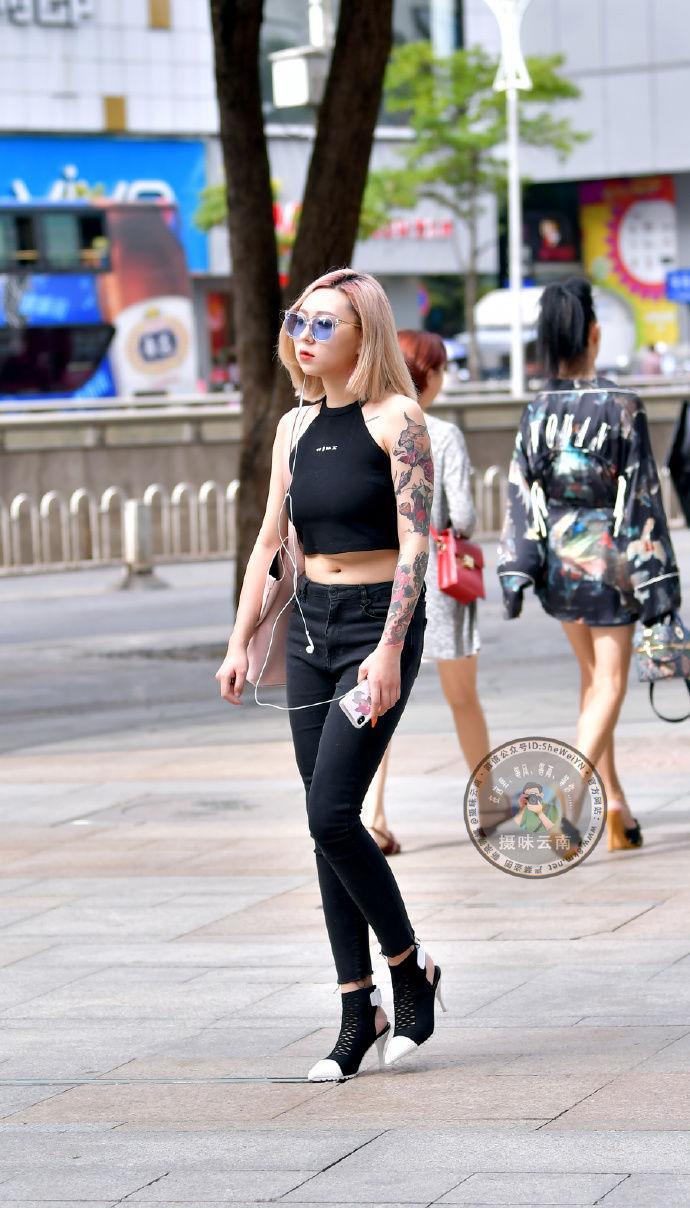 街拍:小姐姐花臂纹身很是霸气