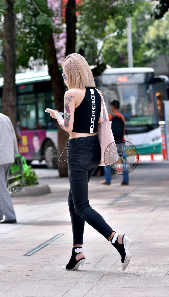 街拍:小姐姐花臂纹身很是霸气