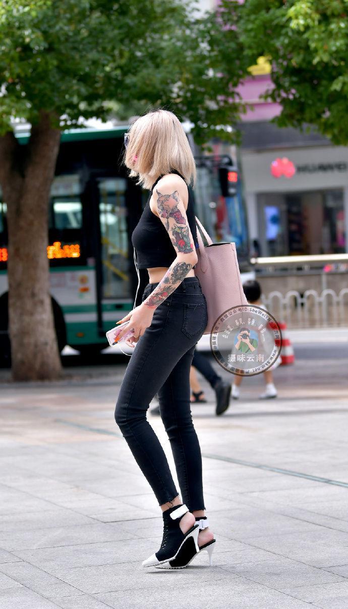 街拍:小姐姐花臂纹身很是霸气