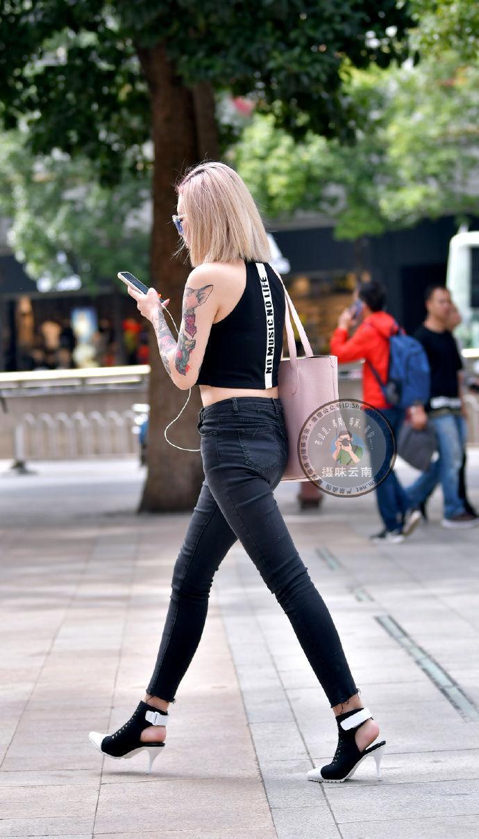 街拍:小姐姐花臂纹身很是霸气