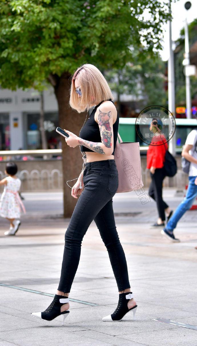 街拍:小姐姐花臂纹身很是霸气