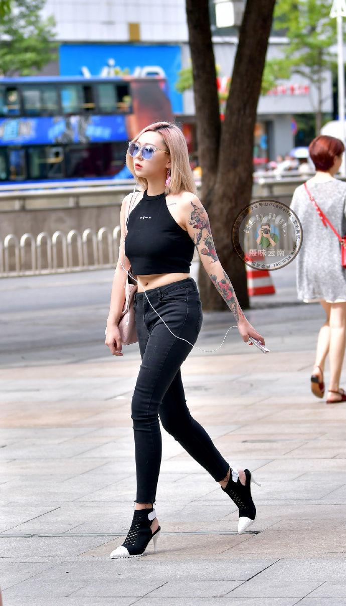 街拍:小姐姐花臂纹身很是霸气