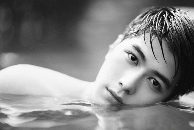 割过双眼皮”的8位明星：戚薇肿成羊肉串，而他竟直接换脸了！