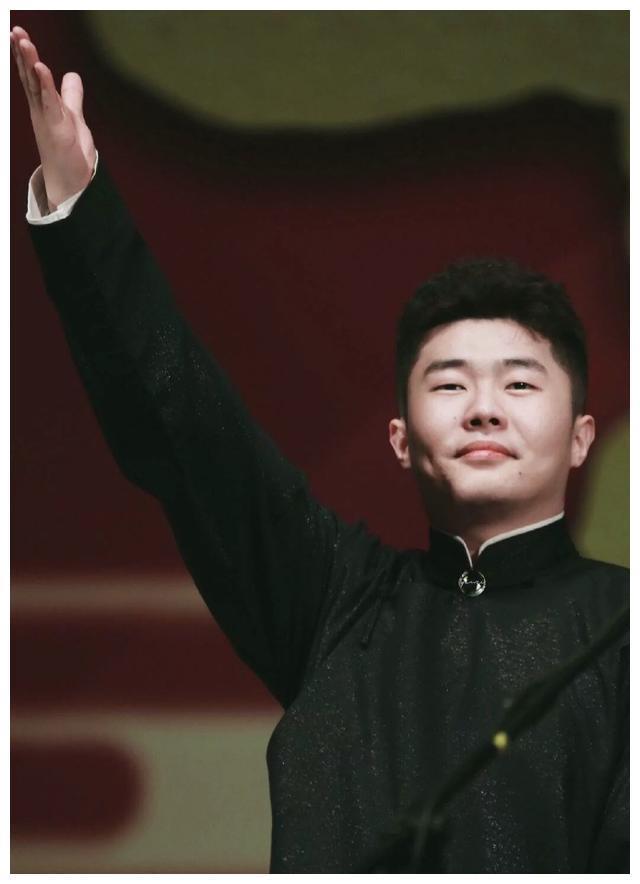 周九良企图关闭超话,又告诫粉丝不要接机?管好粉丝太难了……