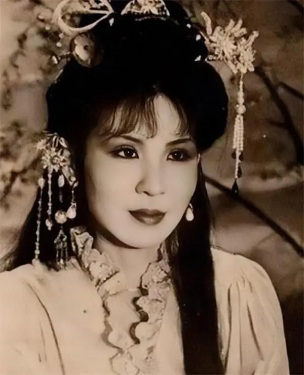 “西门大妈”杨钧钧样貌不好看?年轻时候的她却美得让人惊艳!