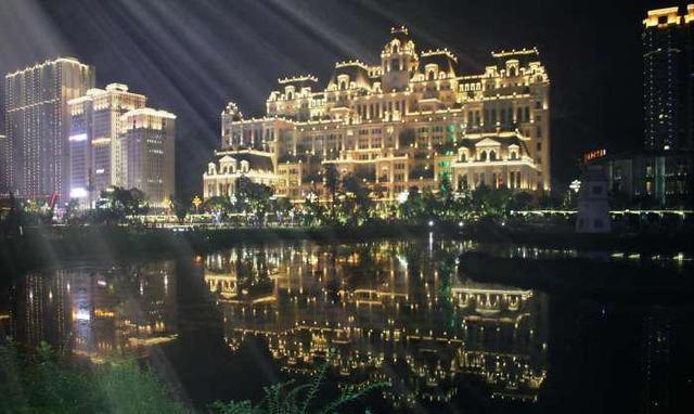 贵阳花果园特像的几栋楼,有栋是传说中的“炮楼”,你知道吗?