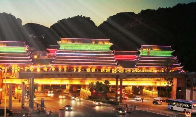 贵阳花果园特像的几栋楼,有栋是传说中的“炮楼”,你知道吗?