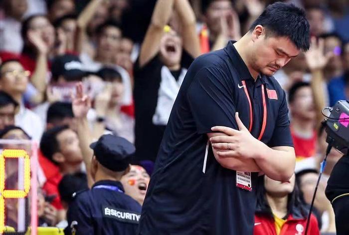 继一字道歉后,姚明要求换掉贵宾沙发拒绝特殊待遇,篮协主席真棒