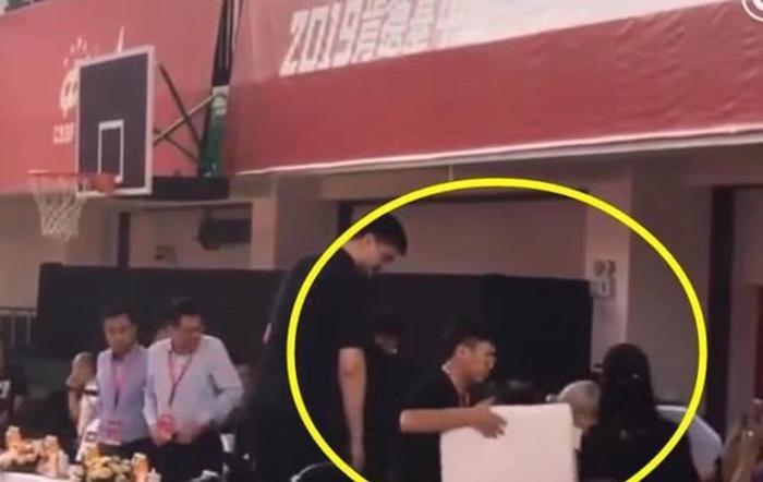 继一字道歉后,姚明要求换掉贵宾沙发拒绝特殊待遇,篮协主席真棒