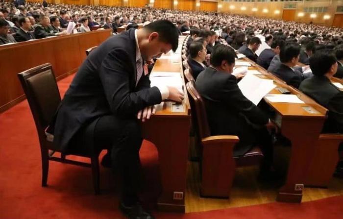 继一字道歉后,姚明要求换掉贵宾沙发拒绝特殊待遇,篮协主席真棒