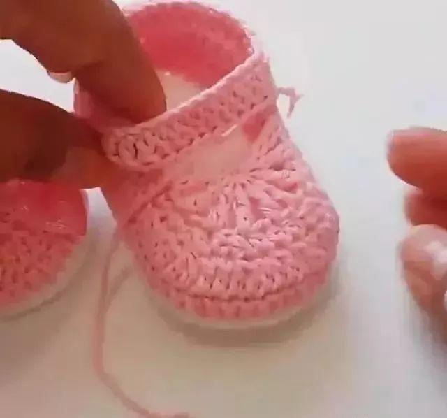 自己学着给孩子钩一双婴儿鞋，好看又保暖