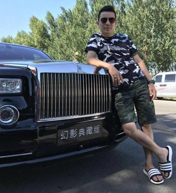 他用5年的时间从修理工到坐拥千万豪车的网红,如今投资拍电影!