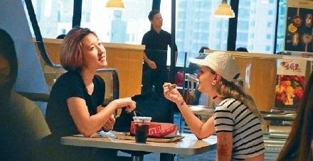 小龙女吴卓林出柜吴绮莉不介意 网友: 英伦对决打广告吗