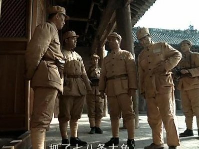 ​《亮剑》中常乃超被李云龙审问时，慢悠悠的点烟动作有何用意？