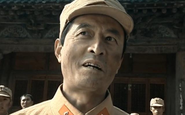 《亮剑》中常乃超被李云龙审问时,慢悠悠的点烟动作有何用意?