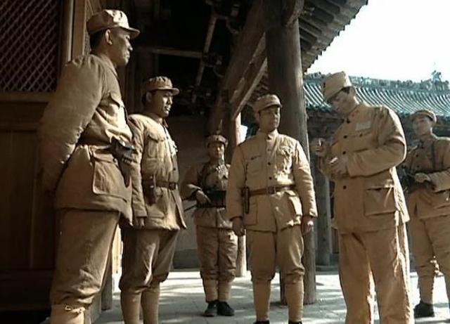 《亮剑》中常乃超被李云龙审问时,慢悠悠的点烟动作有何用意?