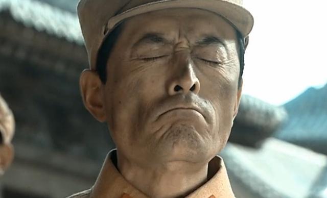 《亮剑》中常乃超被李云龙审问时,慢悠悠的点烟动作有何用意?