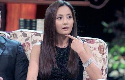 她是吴奇隆的前妻，颜值不输刘诗诗，与13岁继女如姐妹