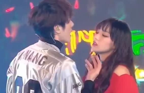 王一博程潇共舞，当他挑起程潇下巴，女生的反应，太撩了