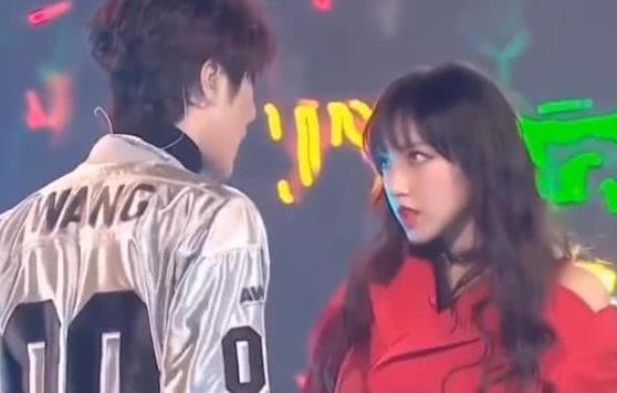 王一博程潇共舞，当他挑起程潇下巴，女生的反应，太撩了