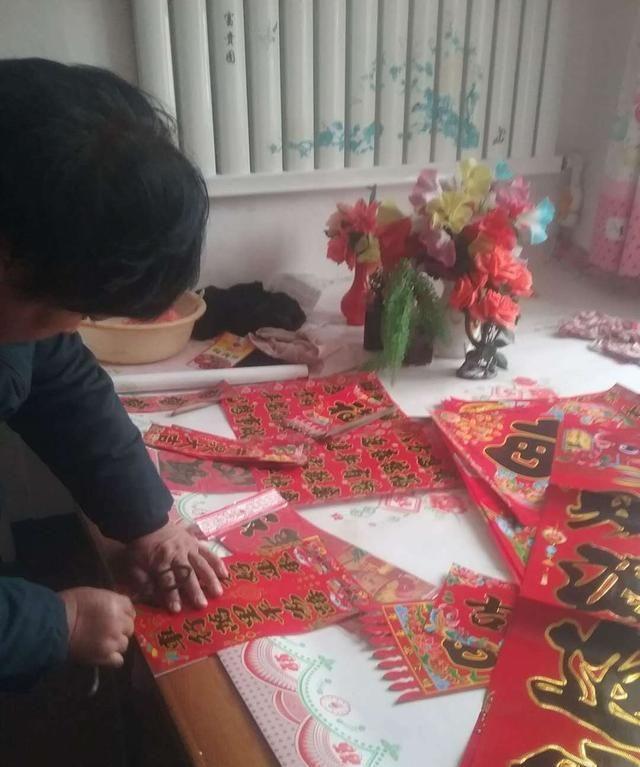 普兰店区农家贴对联迎春节