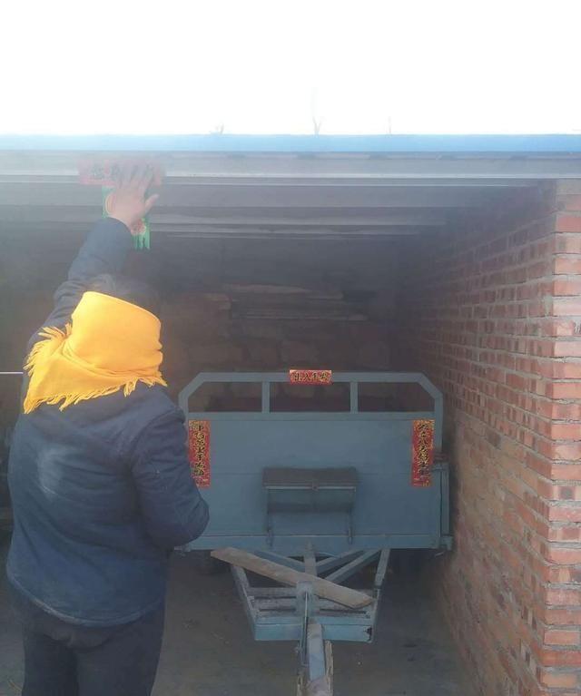 普兰店区农家贴对联迎春节