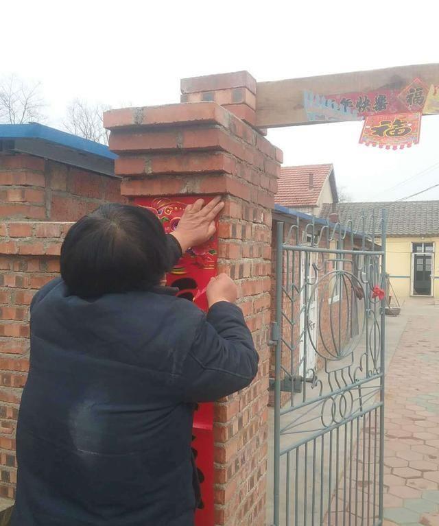 普兰店区农家贴对联迎春节