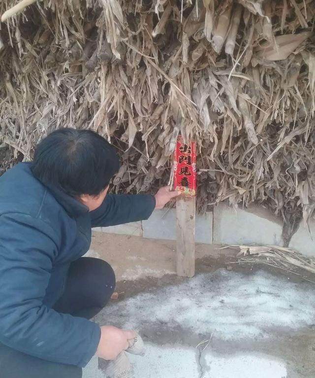 普兰店区农家贴对联迎春节