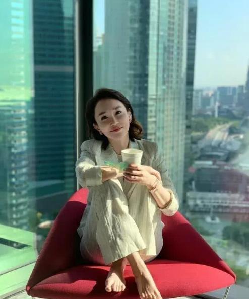 她被誉新加坡第一美女，婚后淡退娱乐圈，如今已成全职妈妈