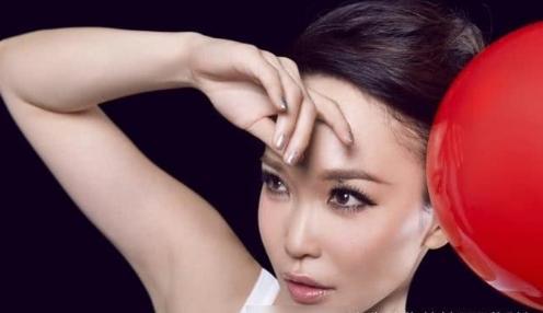 她被誉新加坡第一美女，婚后淡退娱乐圈，如今已成全职妈妈