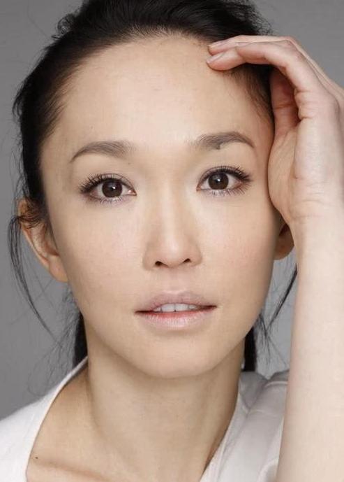 她被誉新加坡第一美女，婚后淡退娱乐圈，如今已成全职妈妈