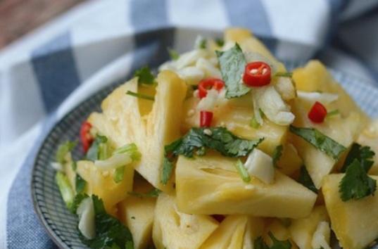 凉拌菠萝成了黑暗料理中的“逆袭之王”,味道不错,你喜欢吃吗