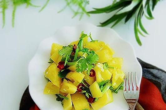 凉拌菠萝成了黑暗料理中的“逆袭之王”,味道不错,你喜欢吃吗