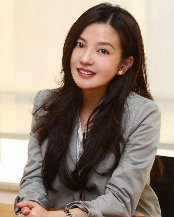 赵薇夫妇新加坡购1亿豪宅,受益人或为女儿,被名媛追讨2亿却玩失