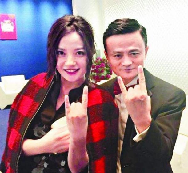 赵薇夫妇新加坡购1亿豪宅,受益人或为女儿,被名媛追讨2亿却玩失