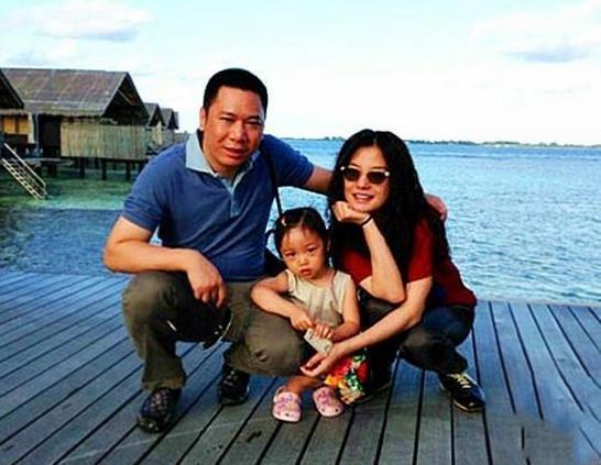 赵薇夫妇新加坡购1亿豪宅,受益人或为女儿,被名媛追讨2亿却玩失