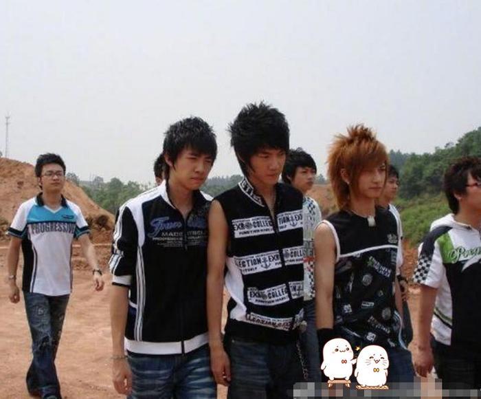 “葬爱家族”成员走红,看到正脸后,网友:每天被自己帅醒吧?